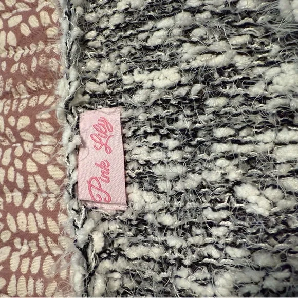 Pink Lily Boutique White/Blk Batwing Fuzzy Propcorn Material Sweater L - Picture 3 of 5